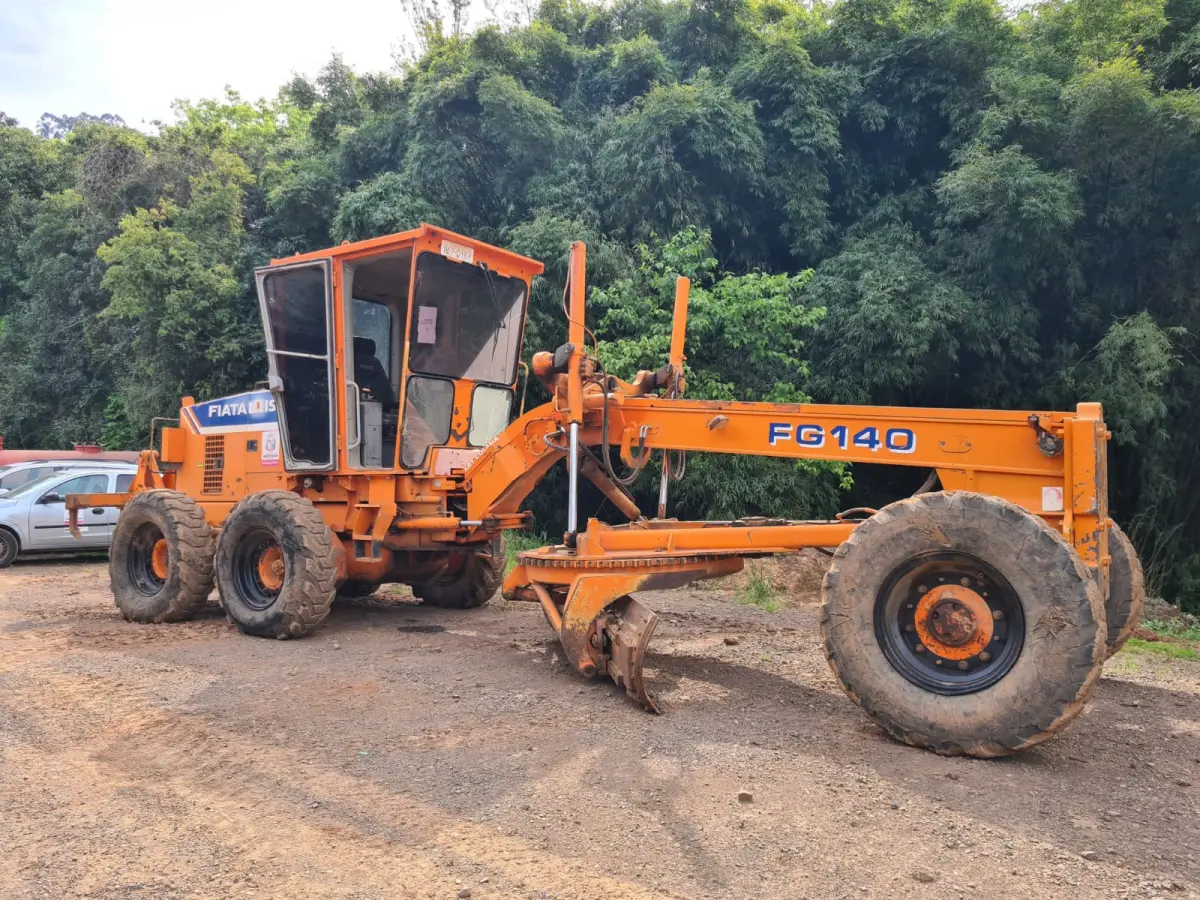 LOTE 001 - MOTONIVELADORA MARCA FIAT ALLIS, ano e modelo 2002, cor laranja, 20T/140CV, cor laranja,