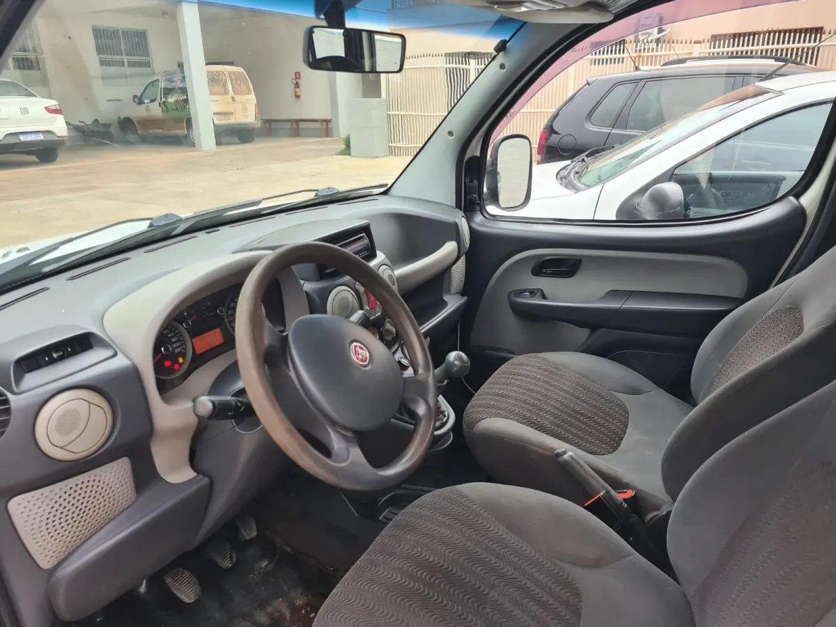 LOTE 011 - FIAT DOBLÔ HLX 1.8 16 V E. TORQUE FLEX – ano e modelo 2011, cor branca, Placas IRT – 4J10 – 07 passageiros,