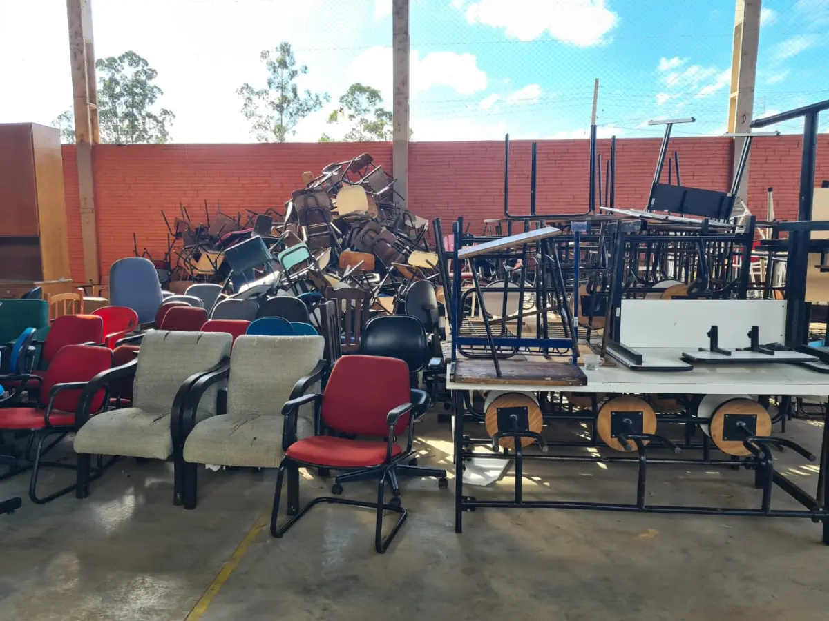 LOTE 005 - Sucata de CLASSES E CADEIRAS ESCOLARES, CADEIRAS ESTOFADAS E LONGARINAS