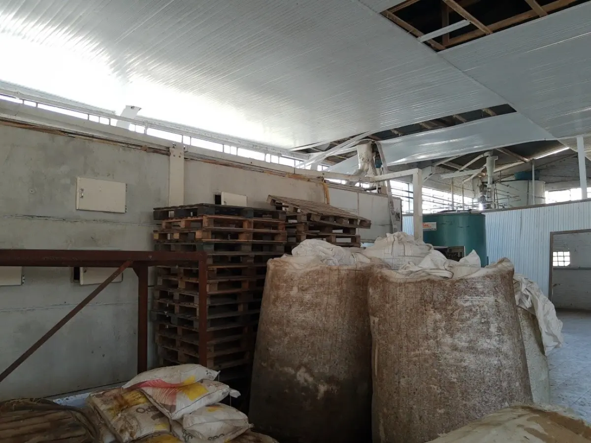 LOTE 022 - MAQUINÁRIO INDUSTRIAL, (01 caldeira tipo hibrida da marca Tenge; 02 motores externos de ar condicionado Split marca Consul e Comfree  sem a máquina interna de refrigeração;;pallets; motores de diversos tamanhos; maquinas de grande e médio porte em  ferro