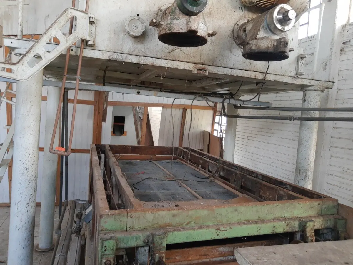 LOTE 022 - MAQUINÁRIO INDUSTRIAL, (01 caldeira tipo hibrida da marca Tenge; 02 motores externos de ar condicionado Split marca Consul e Comfree  sem a máquina interna de refrigeração;;pallets; motores de diversos tamanhos; maquinas de grande e médio porte em  ferro