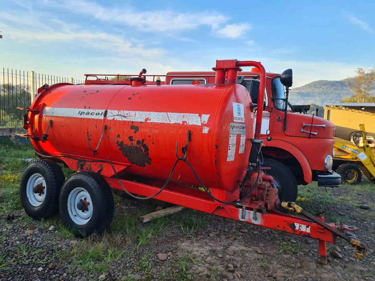 LOTE 009 - Distribuidor de Esterco IAC , capacidade 5.000 litros, série 5686