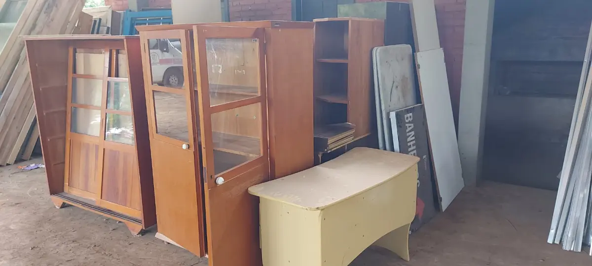 LOTE 013 - Móveis, cadeiras e Armários de madeira