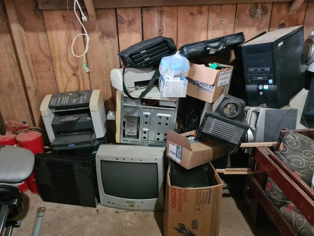 LOTE 011 - Estabilizador, ,  nebulizador, televisor, rádio, terminal ti, coletor de dados,  gravador nvr, suporte, estetoscópio, caneta e contra ângulo, episcópio,  esqueleto, nobreak, impressora,  microcomputadores, câmeras,  notebook,  monitores,  câmera digital,  netbook.