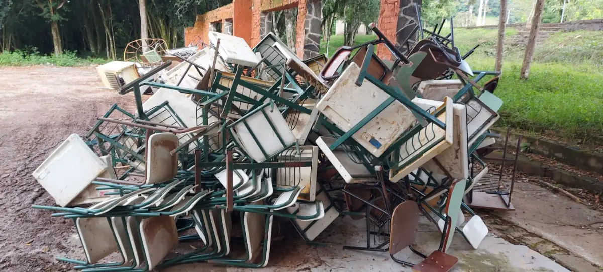 LOTE 010 - Classes e Cadeiras escolares