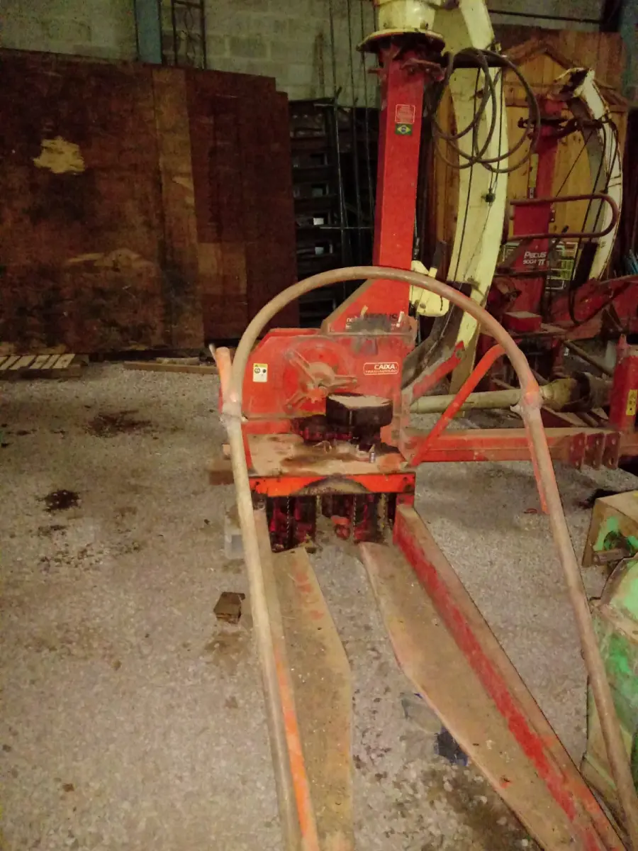 LOTE 012 - ENSILADEIRA Nogueira New Pecus, vermelha,  12 facas, caixa e cardan