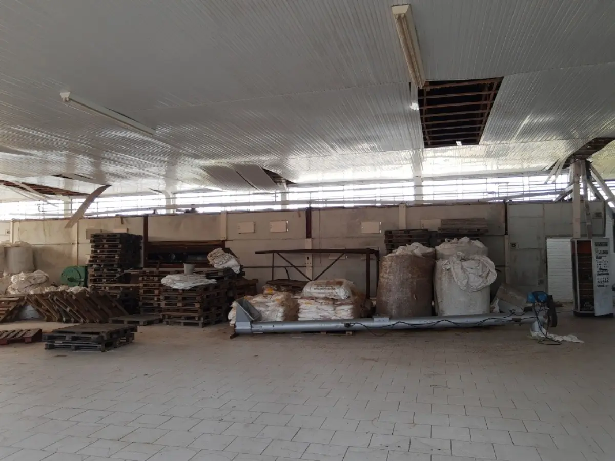 LOTE 022 - MAQUINÁRIO INDUSTRIAL, (01 caldeira tipo hibrida da marca Tenge; 02 motores externos de ar condicionado Split marca Consul e Comfree  sem a máquina interna de refrigeração;;pallets; motores de diversos tamanhos; maquinas de grande e médio porte em  ferro