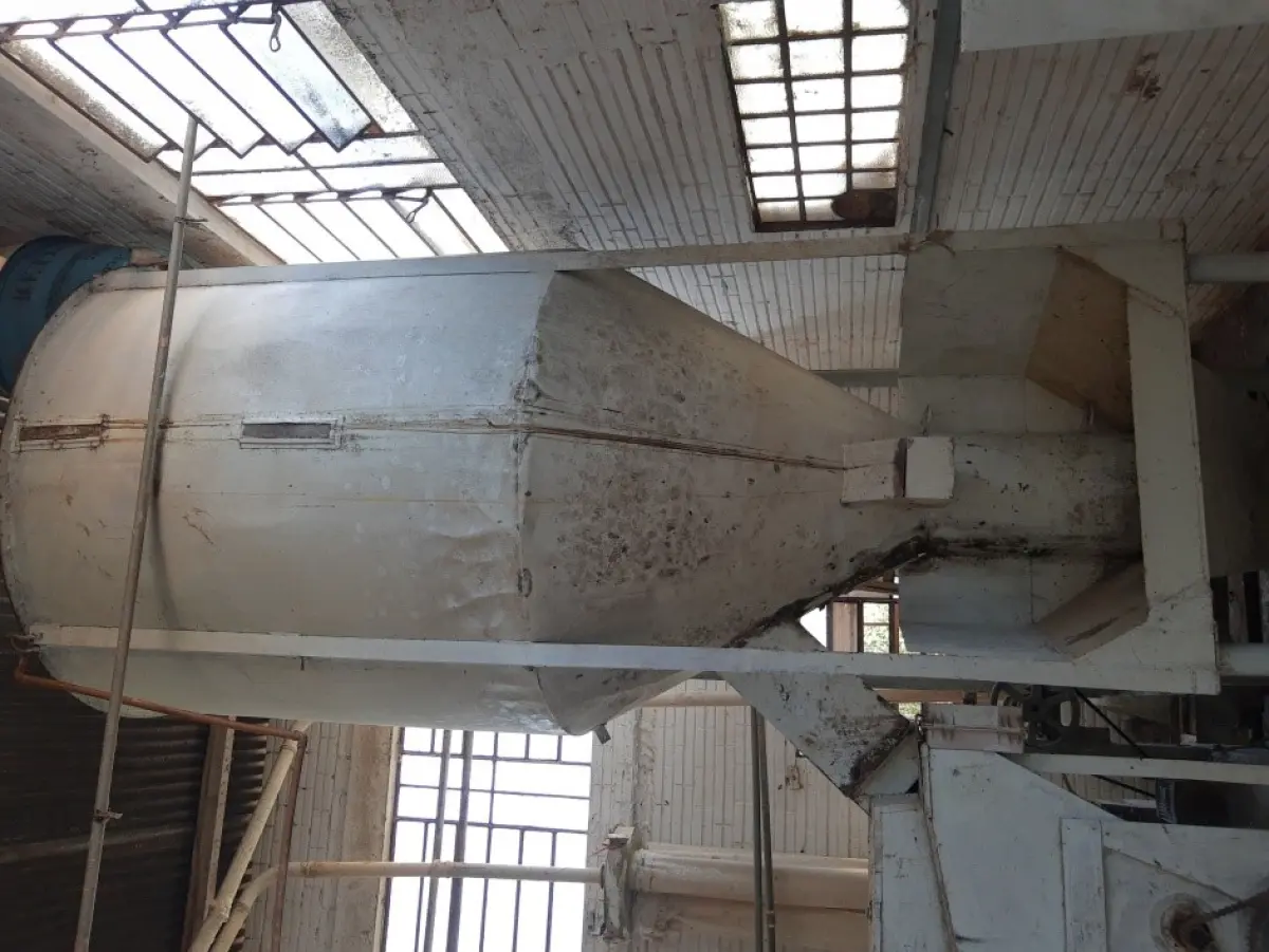 LOTE 022 - MAQUINÁRIO INDUSTRIAL, (01 caldeira tipo hibrida da marca Tenge; 02 motores externos de ar condicionado Split marca Consul e Comfree  sem a máquina interna de refrigeração;;pallets; motores de diversos tamanhos; maquinas de grande e médio porte em  ferro