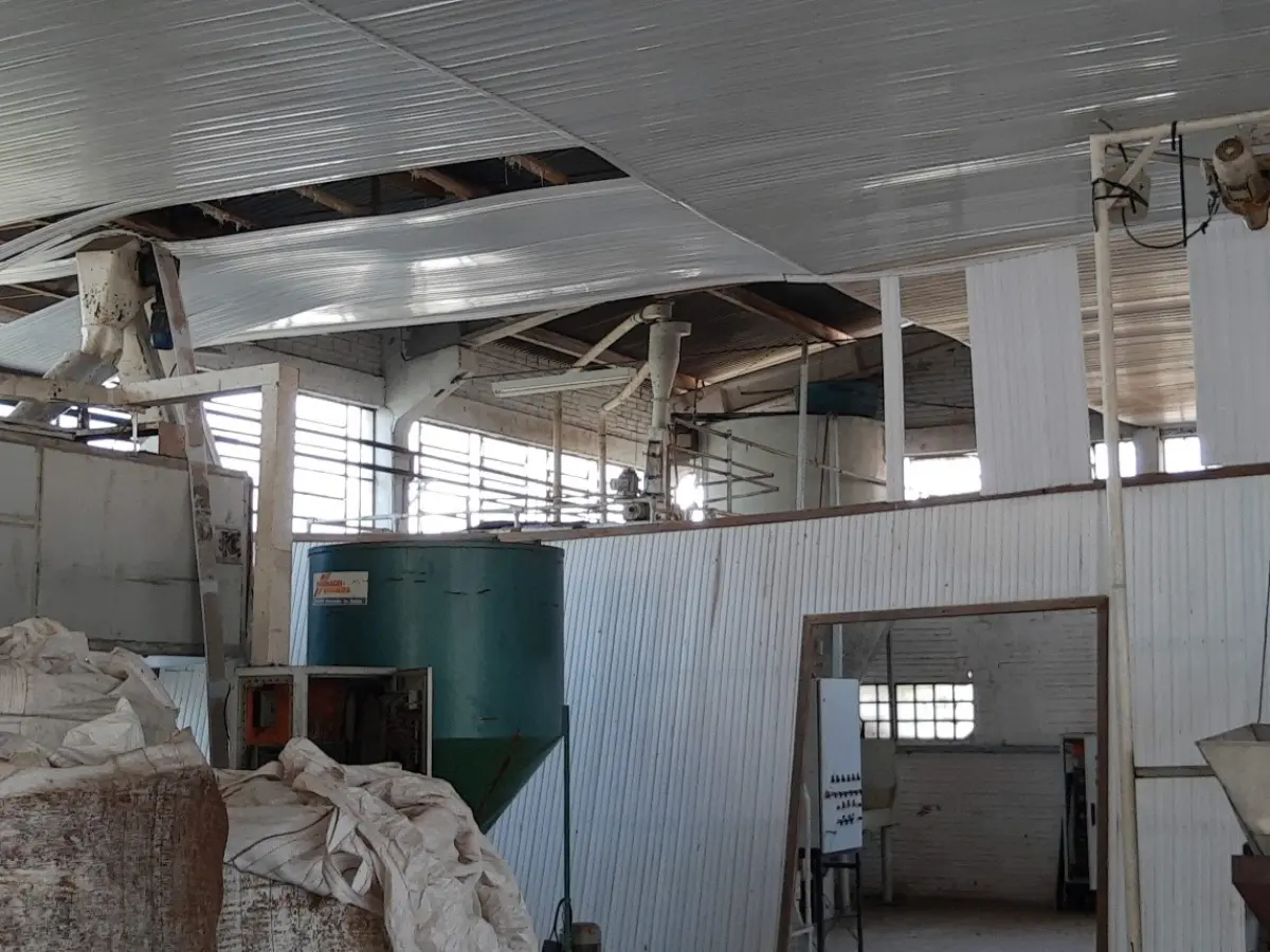 LOTE 022 - MAQUINÁRIO INDUSTRIAL, (01 caldeira tipo hibrida da marca Tenge; 02 motores externos de ar condicionado Split marca Consul e Comfree  sem a máquina interna de refrigeração;;pallets; motores de diversos tamanhos; maquinas de grande e médio porte em  ferro