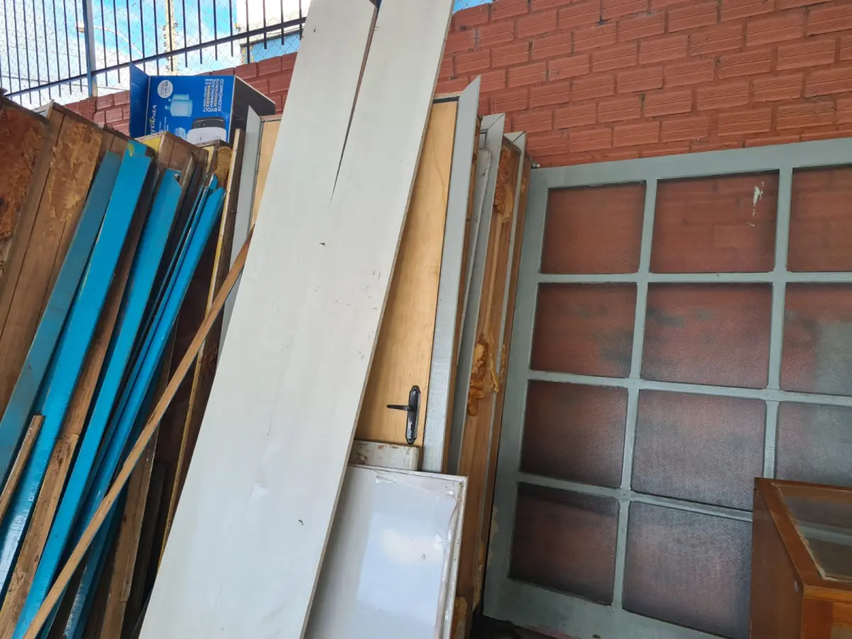 LOTE 001 - Sucata de PORTAS EM MADEIRA MDF, QUADROS, E CHAPAS