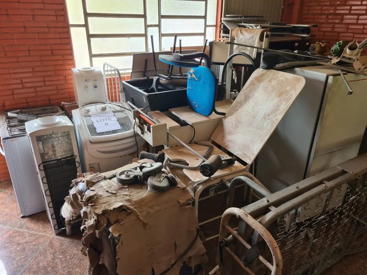 LOTE 008 - Sucata de mesas em madeira, classes e cadeiras escolares, caixas de som, aquecedor a óleo, fogão a gás, máquina de lavar, bebedouro, cama hospitalar, mesas ginecológicas, cadeiras de roda, cadeiras de escritório, máquina para confecção de fraldas e arquivo de aço