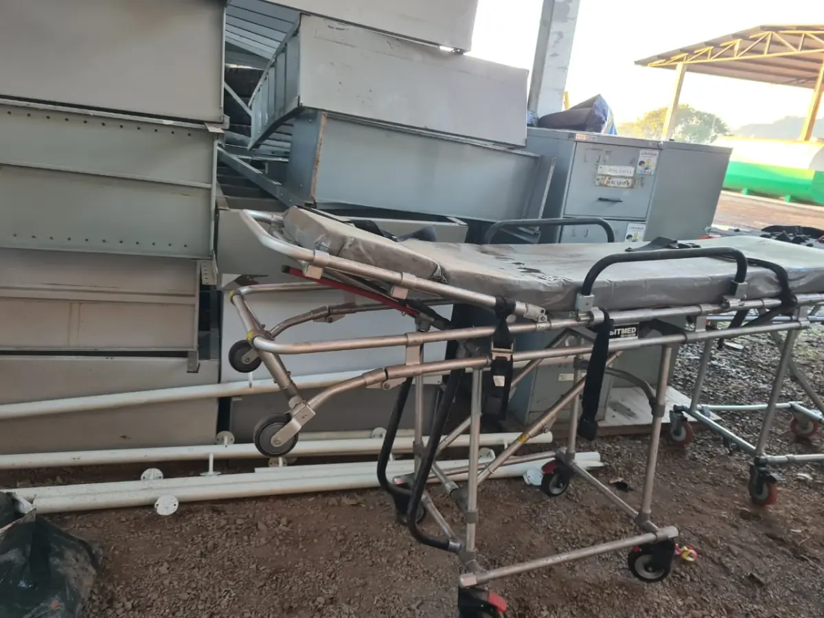 LOTE 004 - Macas e Armários de Aço