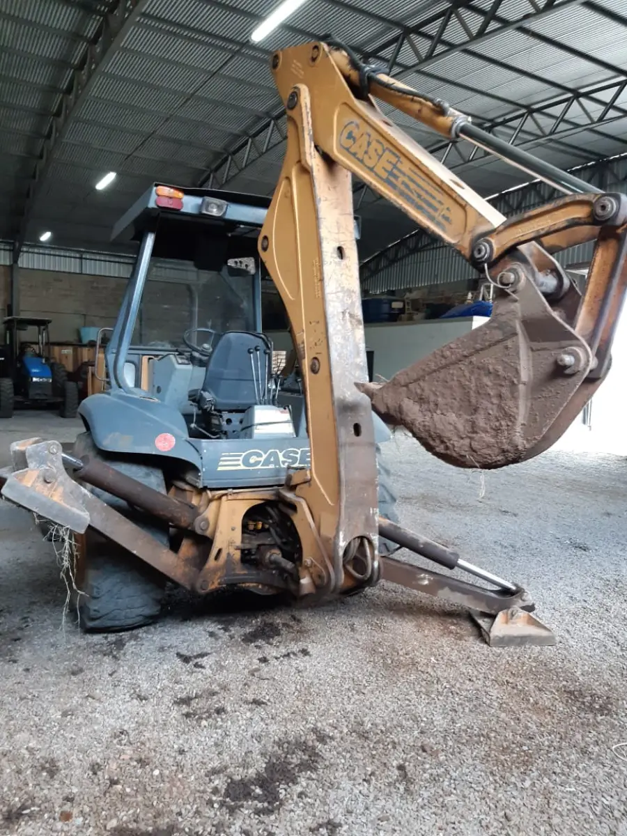 LOTE 005 - RETROESCAVADEIRA CASE/580L turbo,  2000/2000,