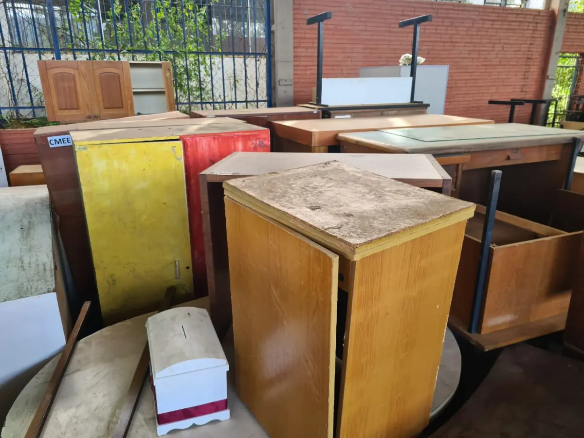 LOTE 002 - ARMÁRIOS, MESAS, BALCÕES EM MADEIRA MDF, QUADROS