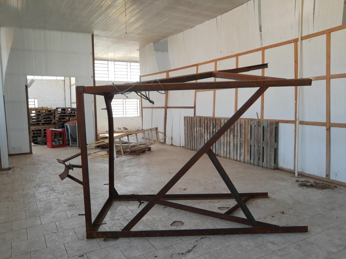 LOTE 022 - MAQUINÁRIO INDUSTRIAL, (01 caldeira tipo hibrida da marca Tenge; 02 motores externos de ar condicionado Split marca Consul e Comfree  sem a máquina interna de refrigeração;;pallets; motores de diversos tamanhos; maquinas de grande e médio porte em  ferro