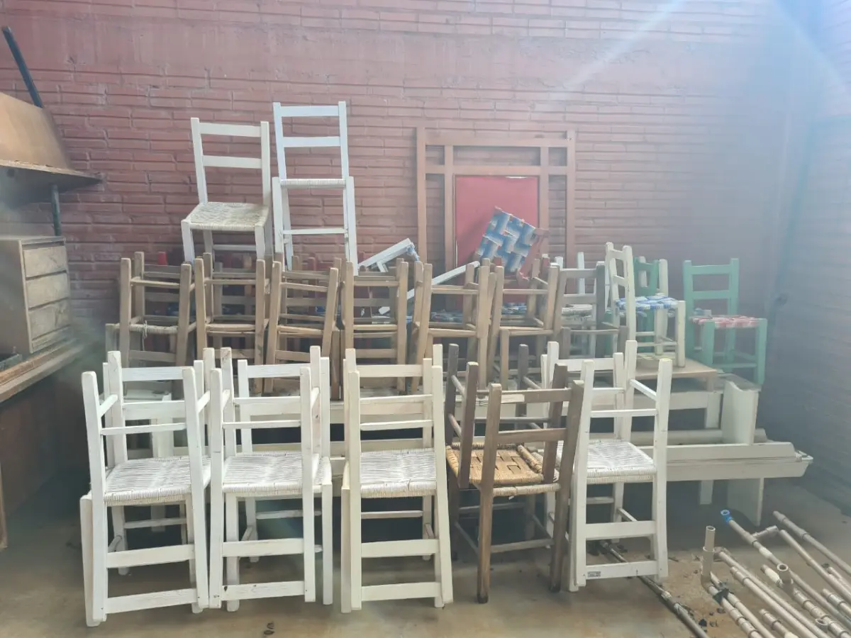 LOTE 006 - Sucata de CADEIRAS RUSTICAS E BANCOS