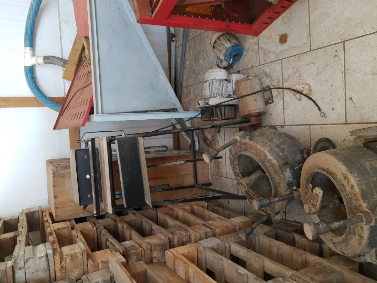 LOTE 022 - MAQUINÁRIO INDUSTRIAL, (01 caldeira tipo hibrida da marca Tenge; 02 motores externos de ar condicionado Split marca Consul e Comfree  sem a máquina interna de refrigeração;;pallets; motores de diversos tamanhos; maquinas de grande e médio porte em  ferro