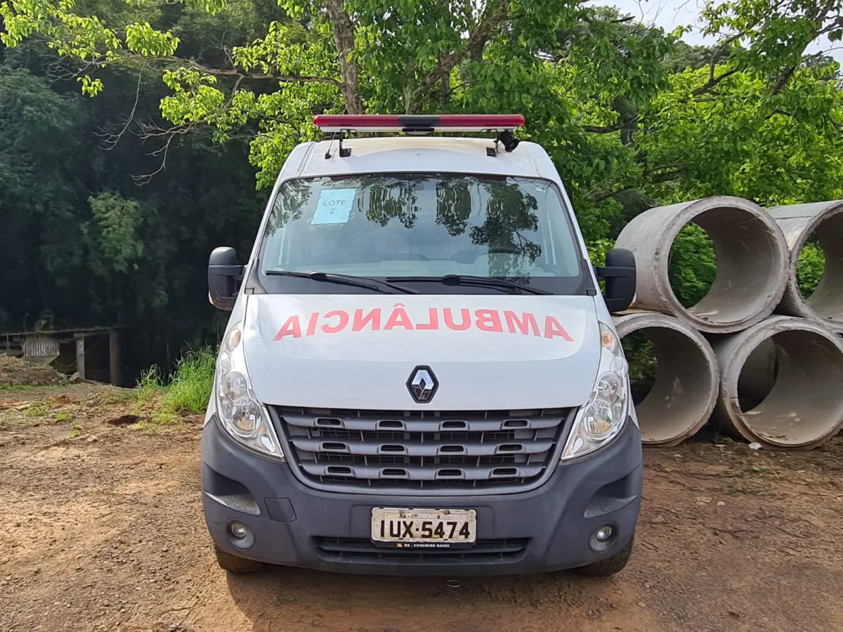 LOTE 002 - AMBULÂNCIA RENAULT MASTER 2.3 DCI, ano 2013 e modelo 2014