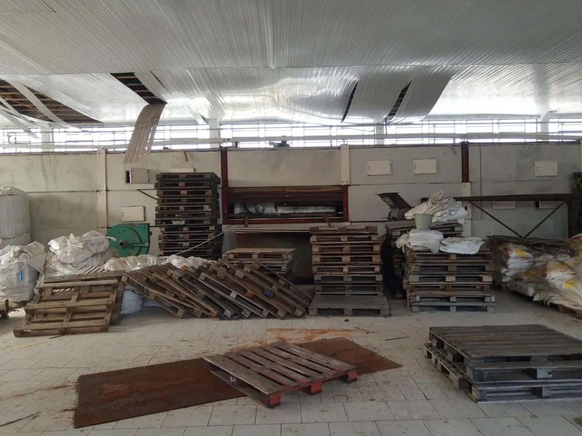 LOTE 022 - MAQUINÁRIO INDUSTRIAL, (01 caldeira tipo hibrida da marca Tenge; 02 motores externos de ar condicionado Split marca Consul e Comfree  sem a máquina interna de refrigeração;;pallets; motores de diversos tamanhos; maquinas de grande e médio porte em  ferro