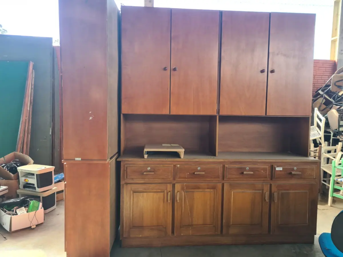 LOTE 002 - ARMÁRIOS, MESAS, BALCÕES EM MADEIRA MDF, QUADROS