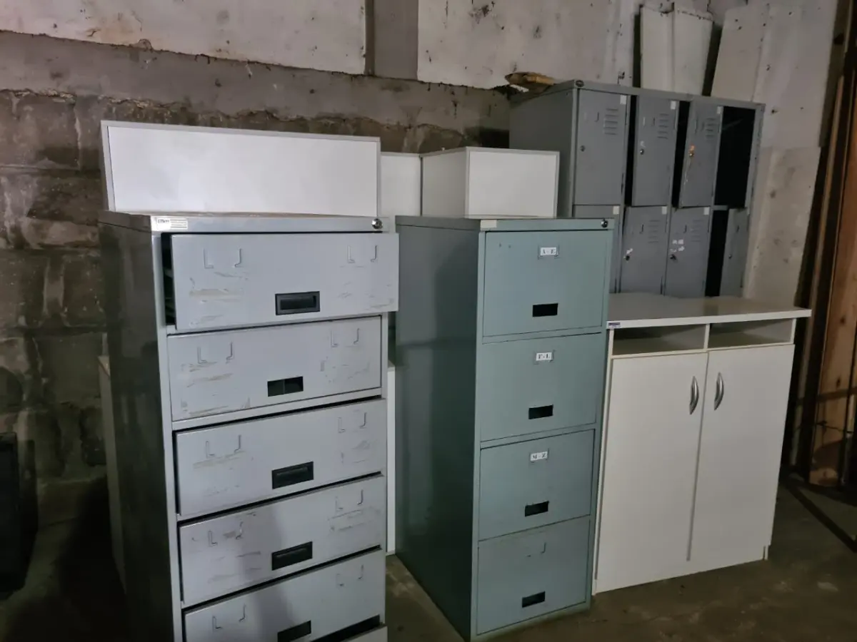 LOTE 008 - Armários de Madeira, Aço, Balcão de Fôrmica