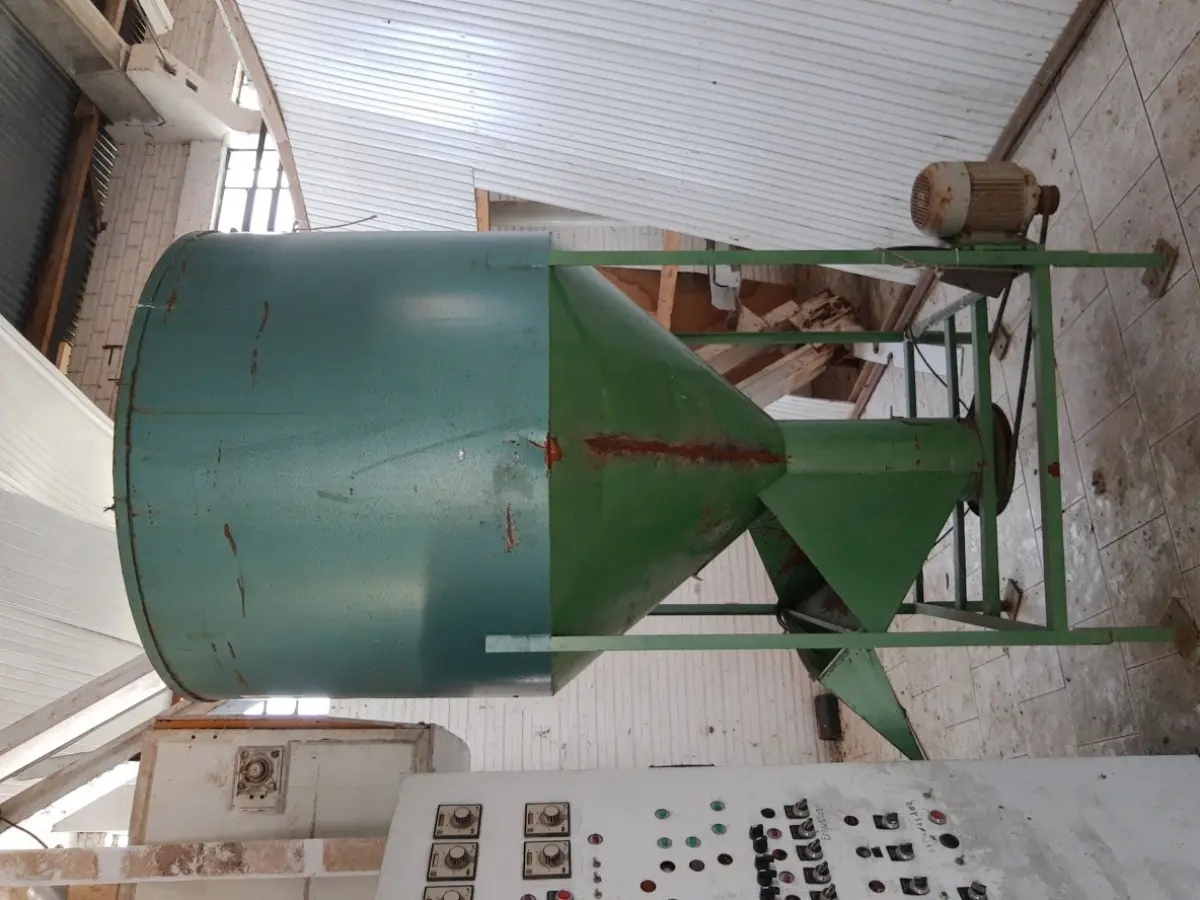 LOTE 022 - MAQUINÁRIO INDUSTRIAL, (01 caldeira tipo hibrida da marca Tenge; 02 motores externos de ar condicionado Split marca Consul e Comfree  sem a máquina interna de refrigeração;;pallets; motores de diversos tamanhos; maquinas de grande e médio porte em  ferro