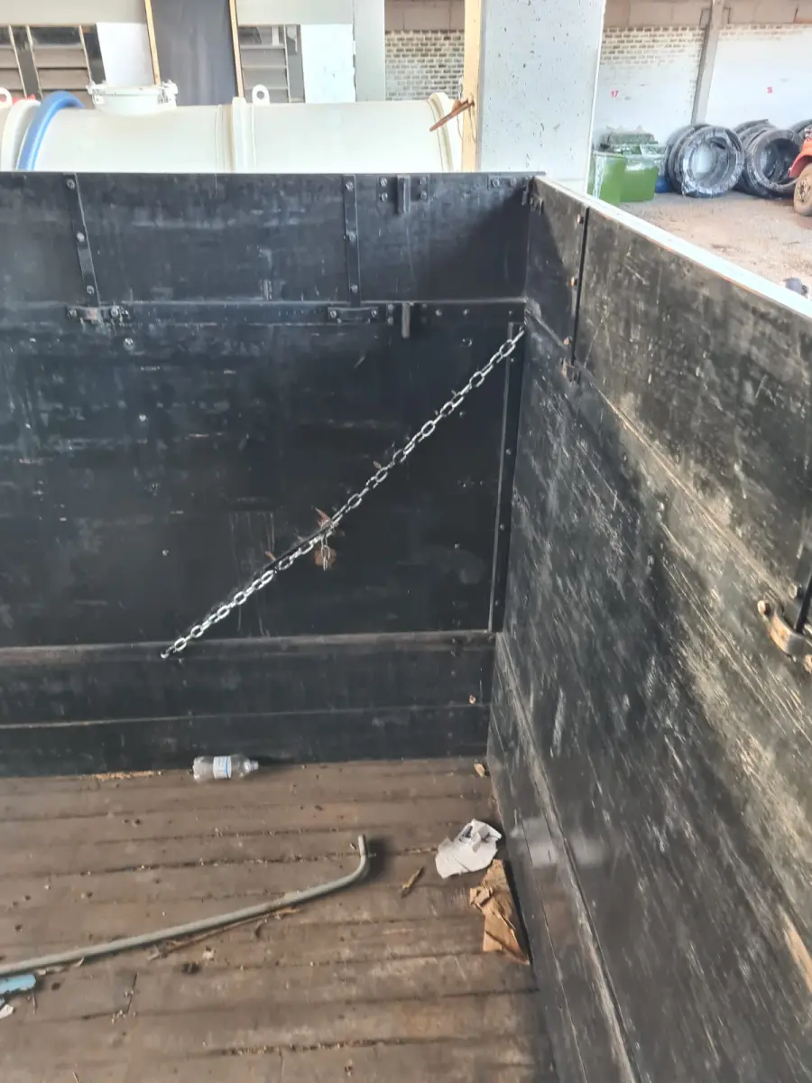 LOTE 018 - CARROCERIA ABERTA em madeira, com assoalho em madeira, medindo 8,8m comprimento x 1,74m altura 2,40m largura, Marca BISOGNIN