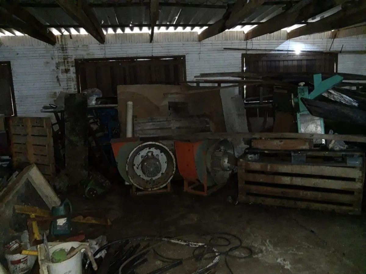 LOTE 022 - MAQUINÁRIO INDUSTRIAL, (01 caldeira tipo hibrida da marca Tenge; 02 motores externos de ar condicionado Split marca Consul e Comfree  sem a máquina interna de refrigeração;;pallets; motores de diversos tamanhos; maquinas de grande e médio porte em  ferro