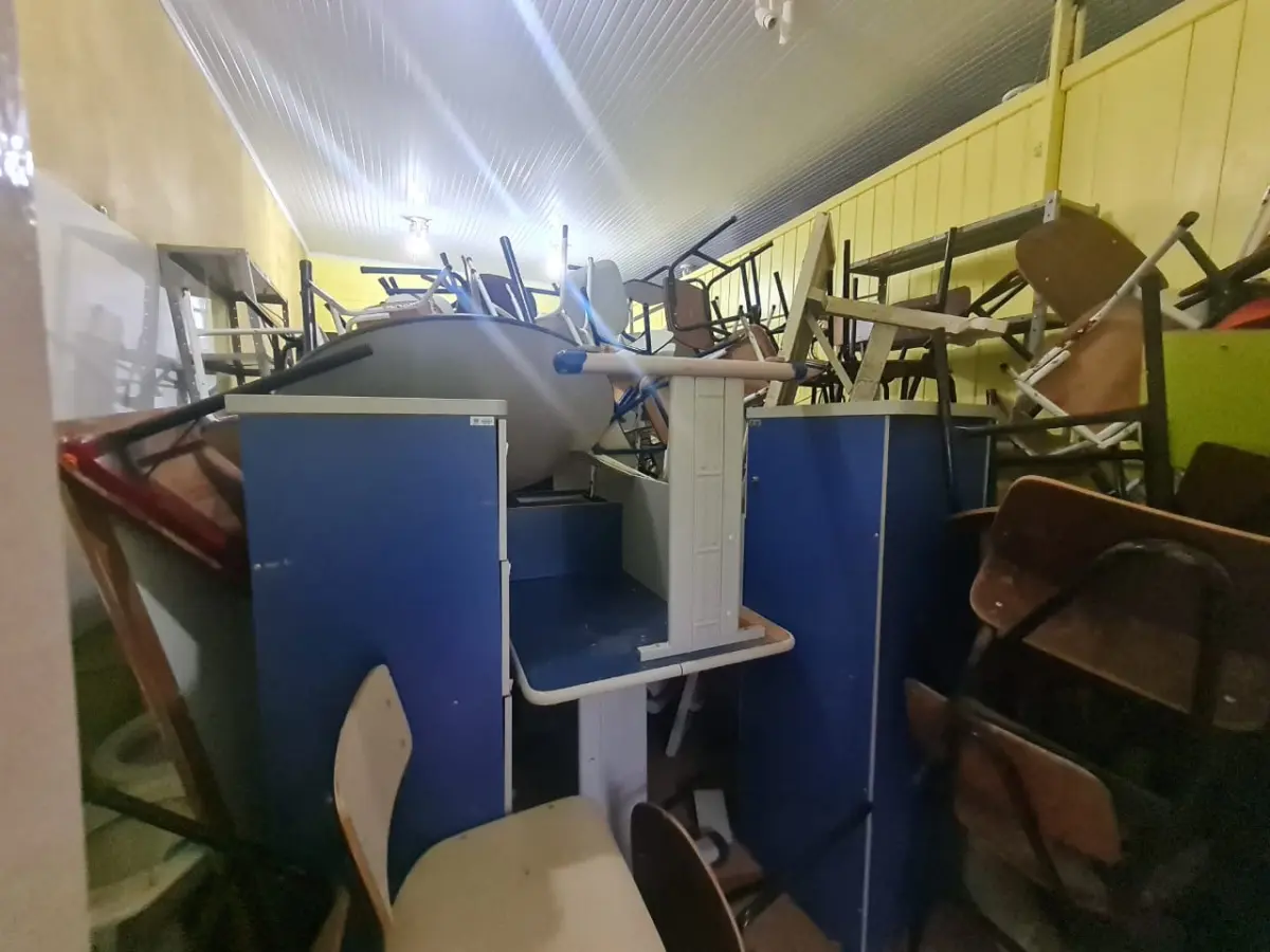 LOTE 003 - Sucatas de mobiliário escolar e escritório compostas de armários, cadeiras fixas e giratórias, classes escolares, berços, carrinhos de bebê, racks, suportes para computador, bancos, lousas, estantes de aço, mesas de escritório e escolares, gaveteiros, ventiladores entre outros