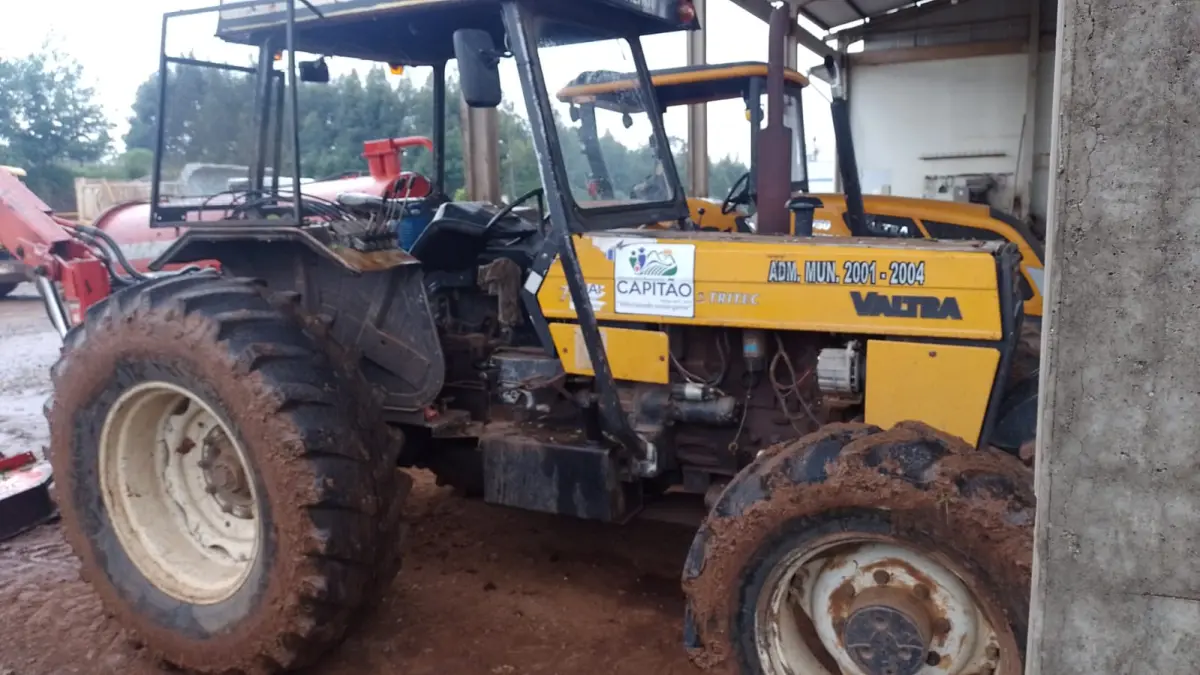 LOTE 005 - TRATOR AGRÍCOLA, Marca VALMET, Modelo 78.5, motor diesel, cor amarela, ano de fabricação 2004