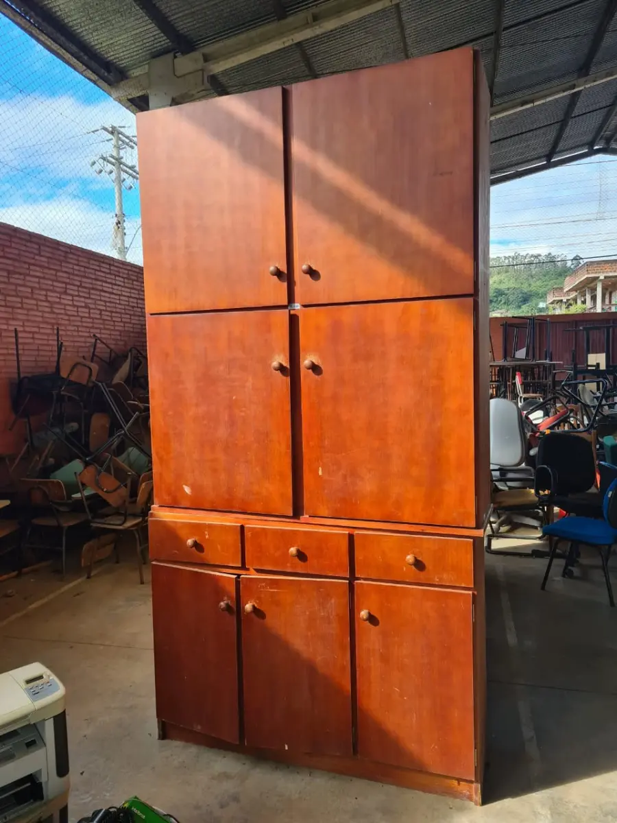 LOTE 002 - ARMÁRIOS, MESAS, BALCÕES EM MADEIRA MDF, QUADROS