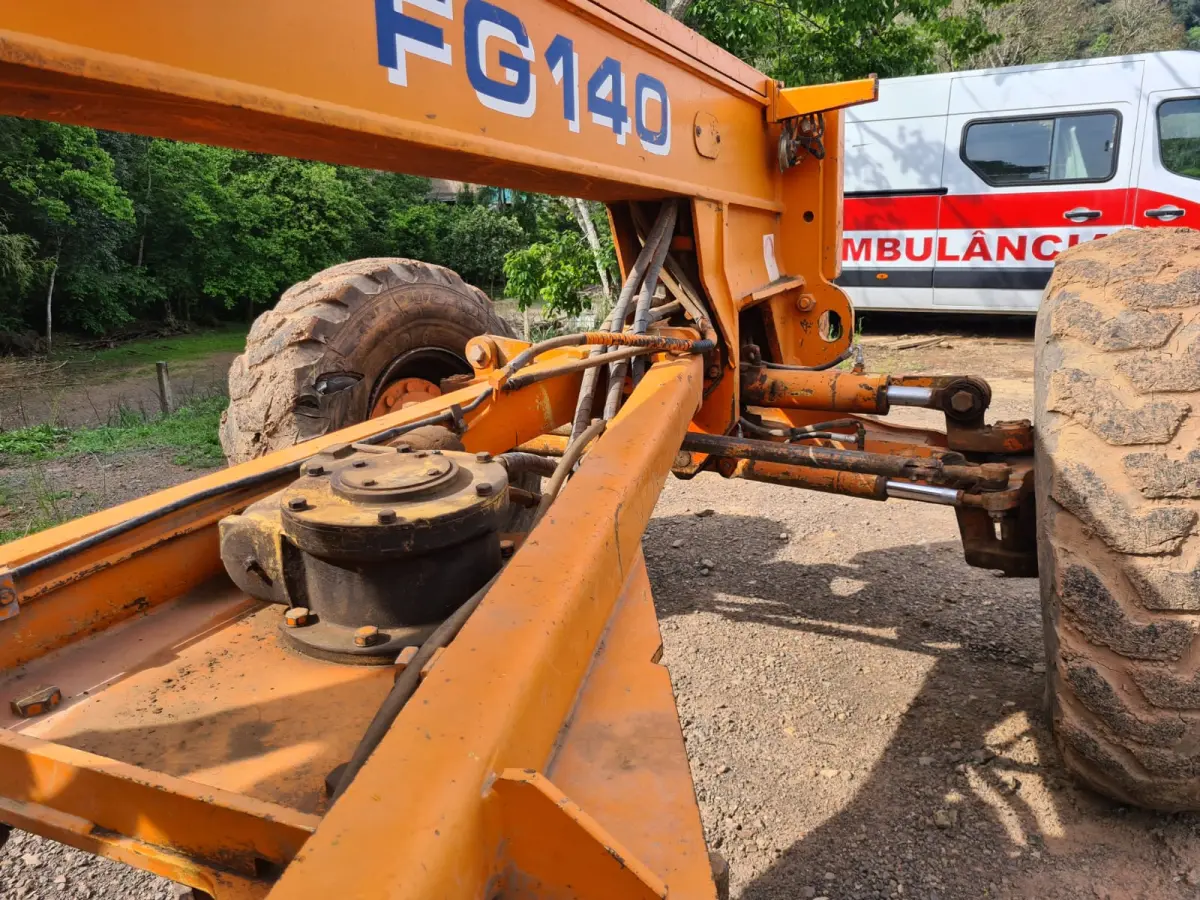 LOTE 001 - MOTONIVELADORA MARCA FIAT ALLIS, ano e modelo 2002, cor laranja, 20T/140CV