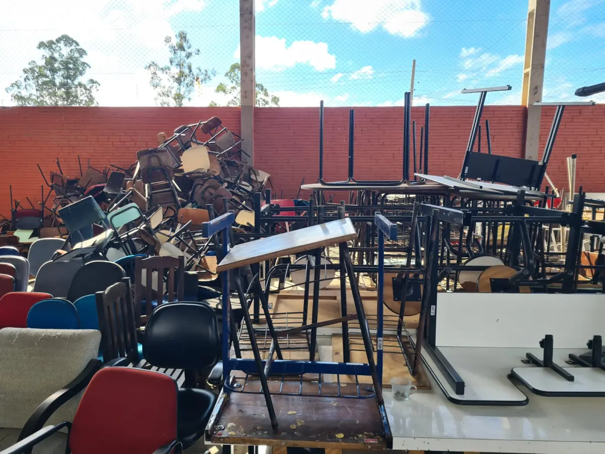 LOTE 005 - Sucata de CLASSES E CADEIRAS ESCOLARES, CADEIRAS ESTOFADAS E LONGARINAS