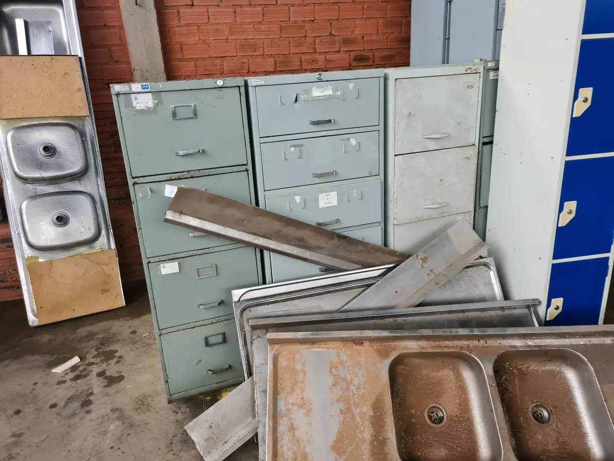 LOTE 004 - Sucata de ARQUIVOS EM AÇO, CUBAS EM INOX