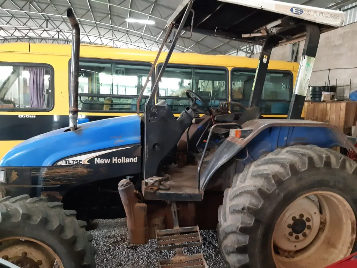 LOTE 006 - TRATOR AGRÍCOLA NEW HOLLAND/TL75, 2002/ 2002