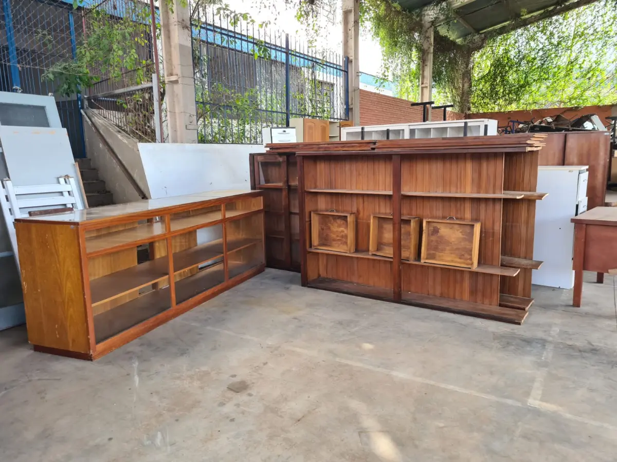 LOTE 002 - ARMÁRIOS, MESAS, BALCÕES EM MADEIRA MDF, QUADROS