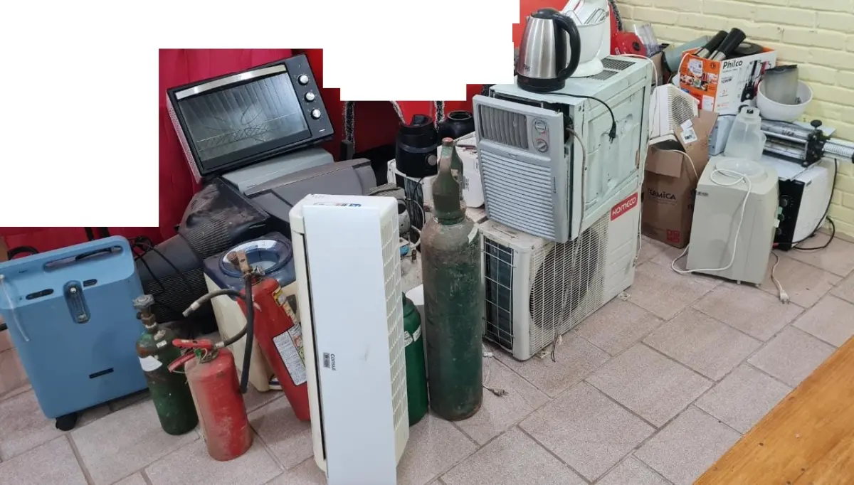 LOTE 008 - Sucatas de equipamentos e eletrodomésticos diversos