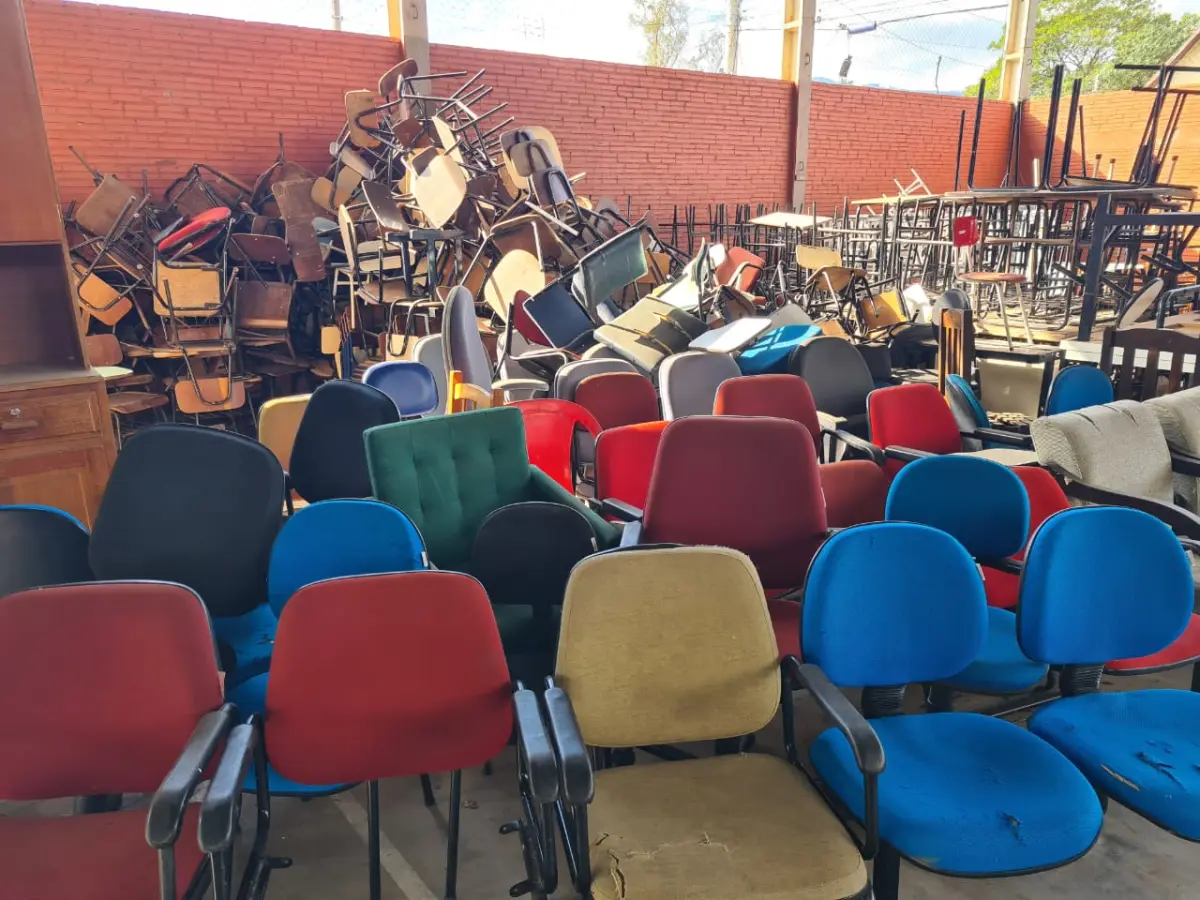 LOTE 005 - Sucata de CLASSES E CADEIRAS ESCOLARES, CADEIRAS ESTOFADAS E LONGARINAS