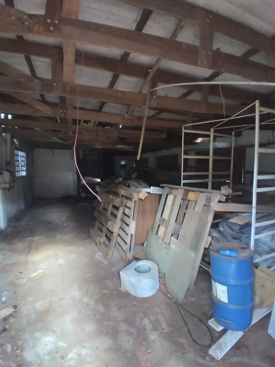 LOTE 022 - MAQUINÁRIO INDUSTRIAL, (01 caldeira tipo hibrida da marca Tenge; 02 motores externos de ar condicionado Split marca Consul e Comfree  sem a máquina interna de refrigeração;;pallets; motores de diversos tamanhos; maquinas de grande e médio porte em  ferro