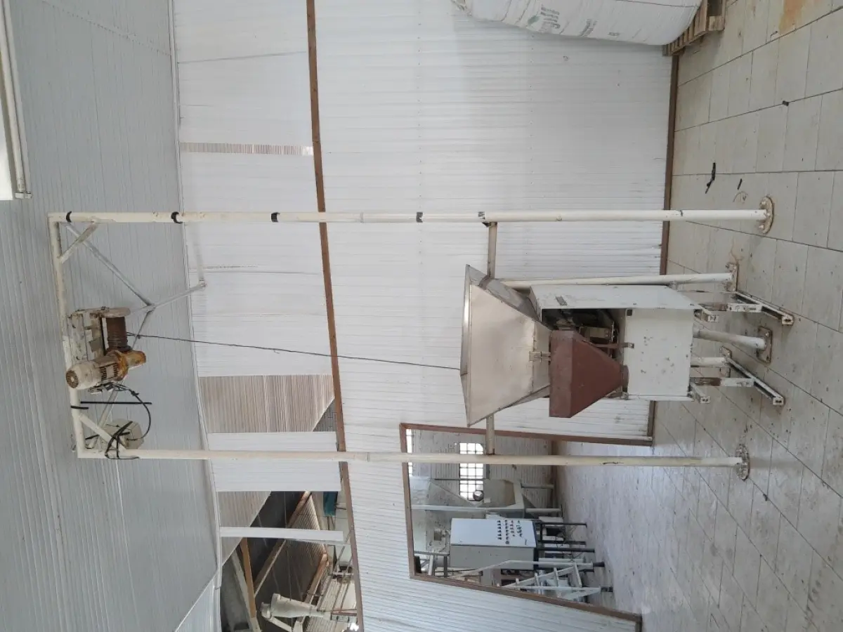 LOTE 022 - MAQUINÁRIO INDUSTRIAL, (01 caldeira tipo hibrida da marca Tenge; 02 motores externos de ar condicionado Split marca Consul e Comfree  sem a máquina interna de refrigeração;;pallets; motores de diversos tamanhos; maquinas de grande e médio porte em  ferro