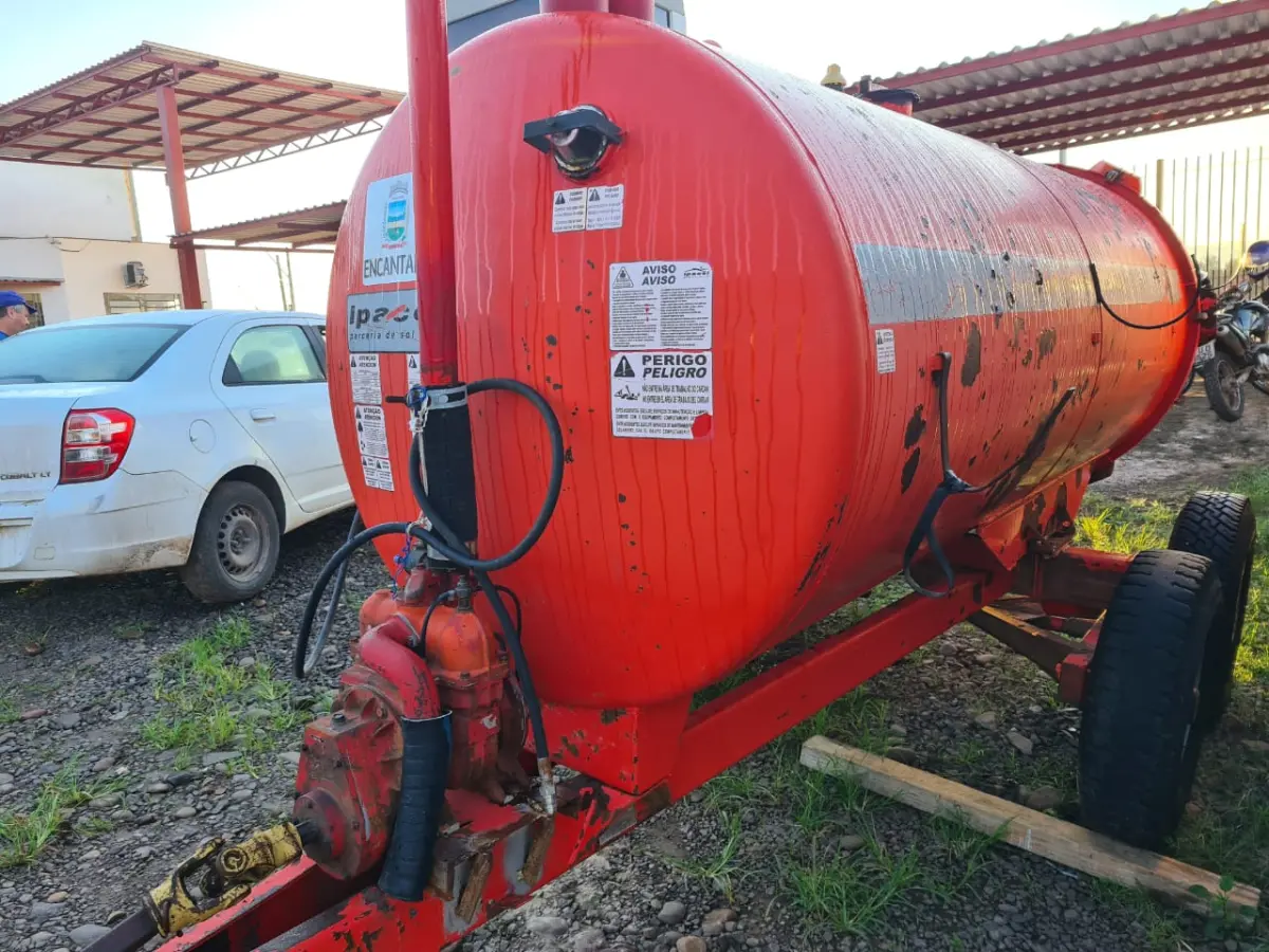 LOTE 009 - Distribuidor de Esterco IAC , capacidade 5.000 litros, série 5686