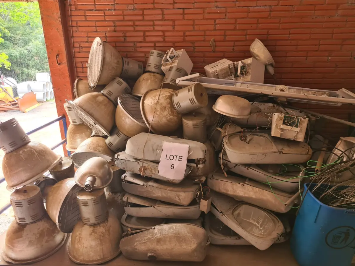 LOTE 006 - Sucata de luminárias