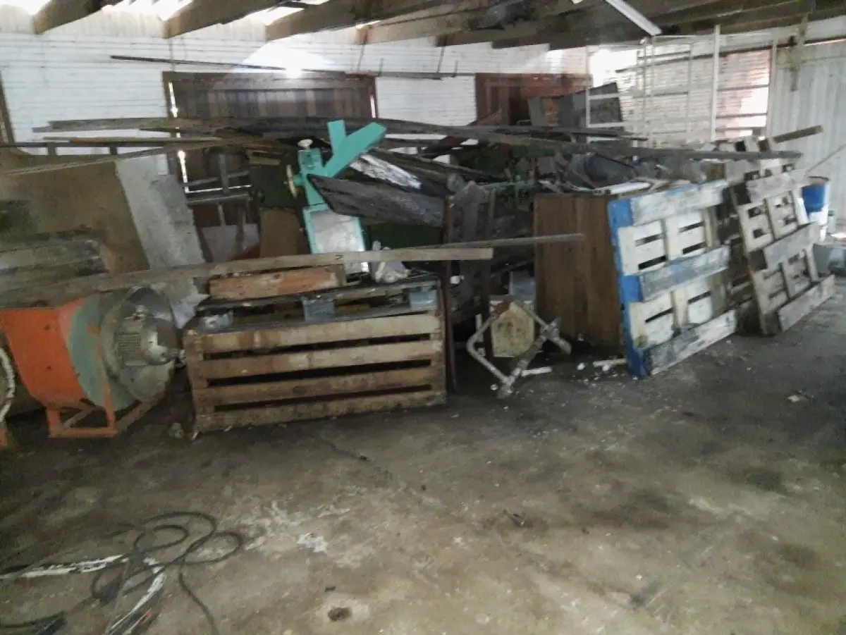 LOTE 022 - MAQUINÁRIO INDUSTRIAL, (01 caldeira tipo hibrida da marca Tenge; 02 motores externos de ar condicionado Split marca Consul e Comfree  sem a máquina interna de refrigeração;;pallets; motores de diversos tamanhos; maquinas de grande e médio porte em  ferro