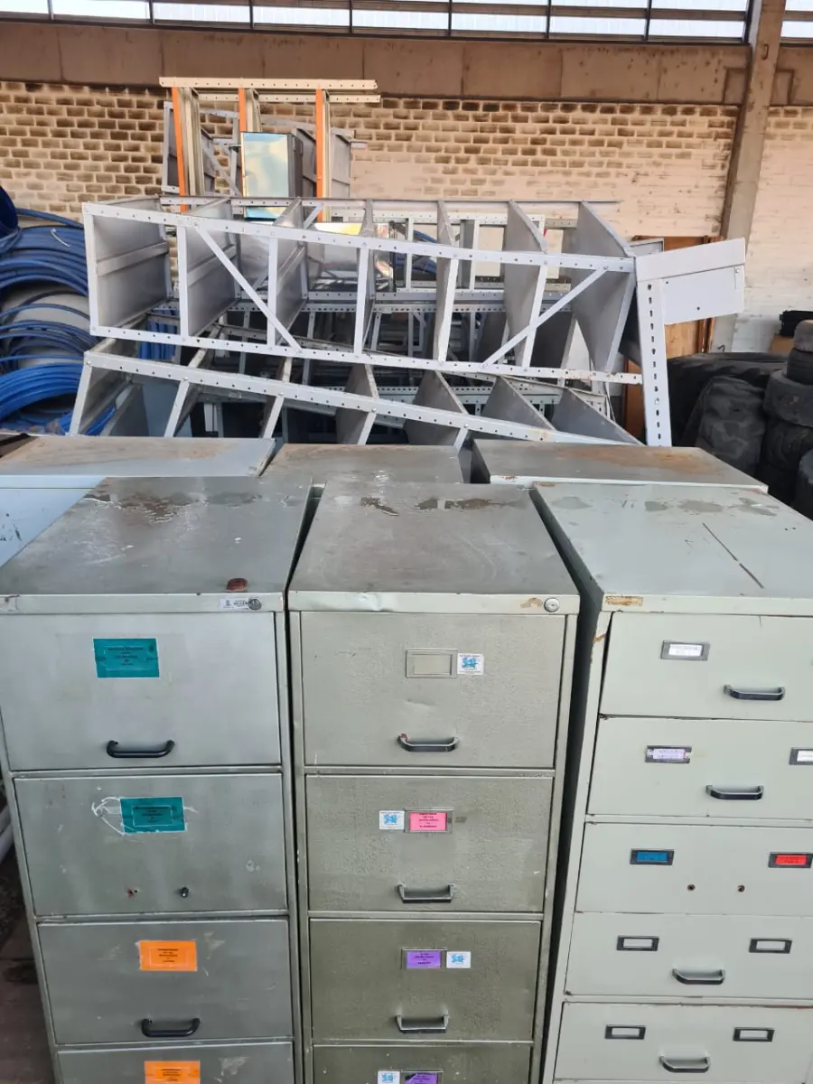 LOTE 004 - Macas e Armários de Aço