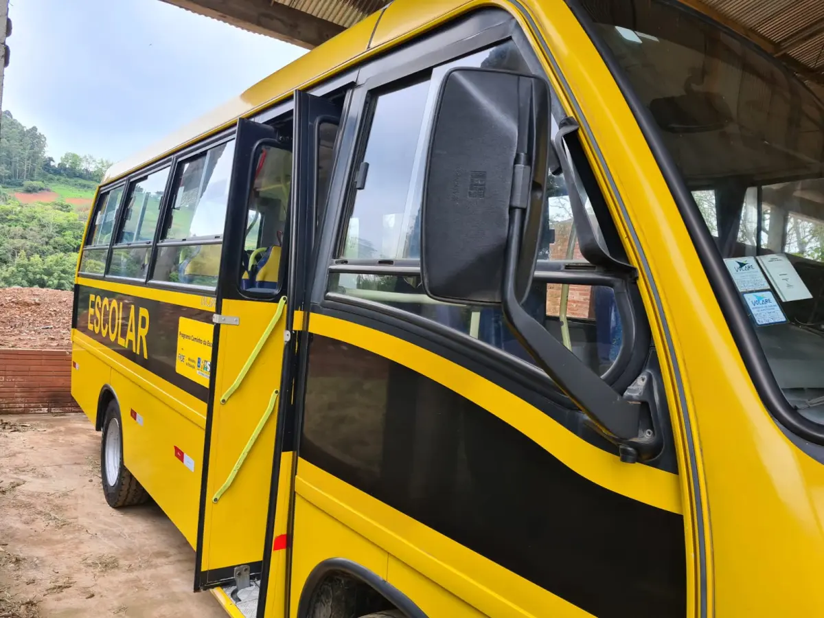 LOTE 009 - MICROÔNIBUS ESCOLAR – IPZ – 0567 – Marcopolo Volare V6 Escolarbus MWM; 2008/2008, amarelo