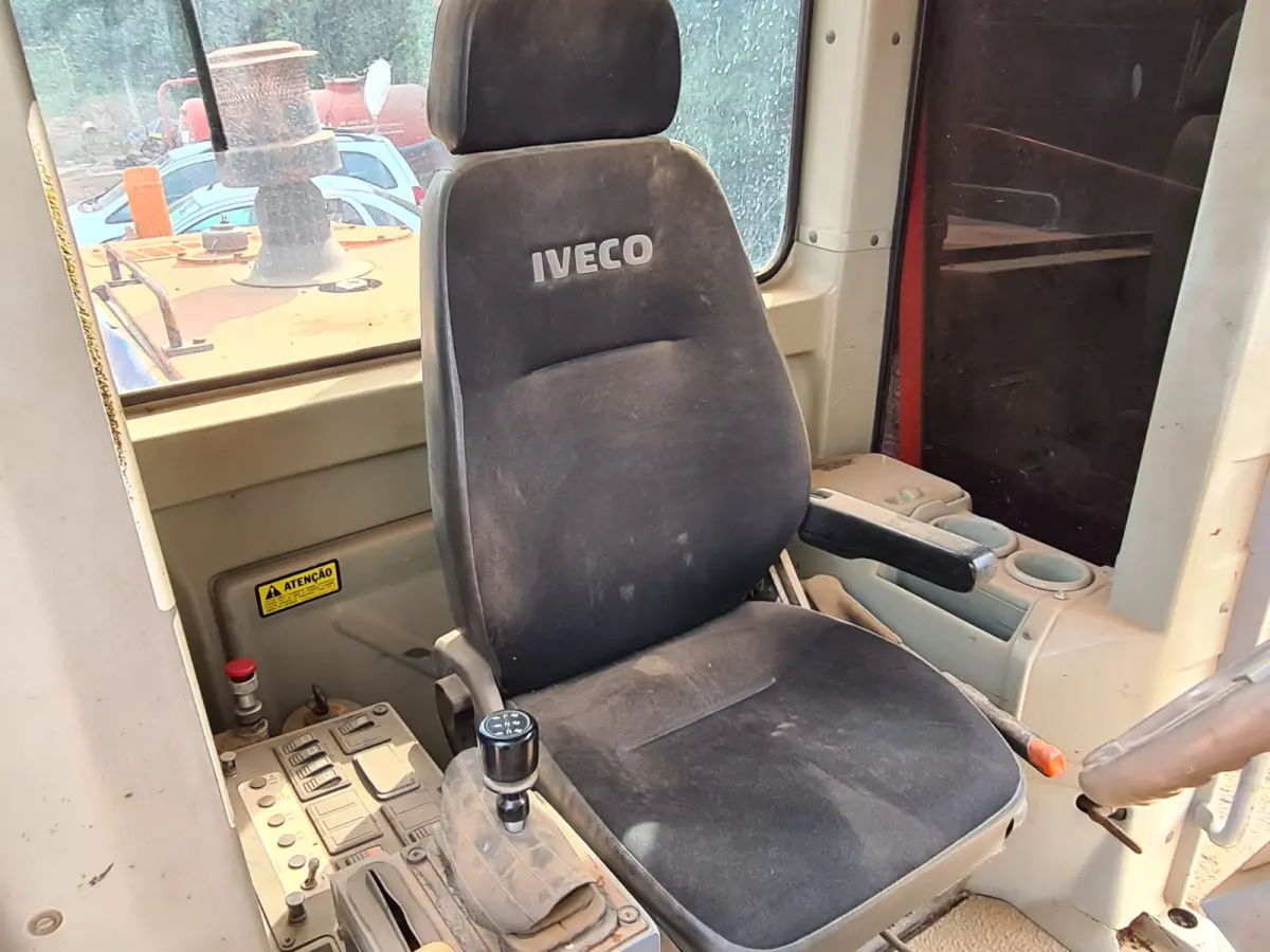 LOTE 000 - MOTONIVELADORA FIAT ALLIS, ano e modelo 2002, cor laranja, 20T/140CV, cor laranja, movida a diesel, com chassi 10Y00680, placa IKP-0109