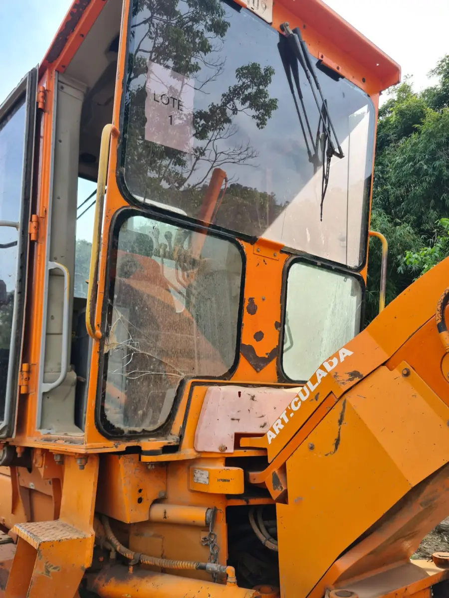 LOTE 000 - MOTONIVELADORA FIAT ALLIS, ano e modelo 2002, cor laranja, 20T/140CV, cor laranja, movida a diesel, com chassi 10Y00680, placa IKP-0109