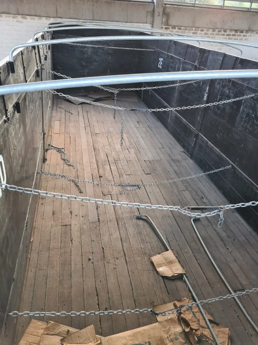 LOTE 018 - CARROCERIA ABERTA em madeira, com assoalho em madeira, medindo 8,8m comprimento x 1,74m altura 2,40m largura, Marca BISOGNIN