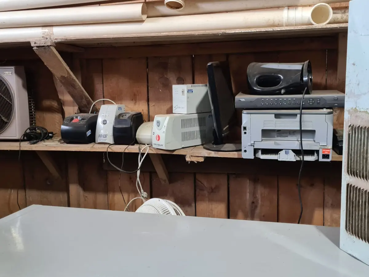 LOTE 011 - Estabilizador, ,  nebulizador, televisor, rádio, terminal ti, coletor de dados,  gravador nvr, suporte, estetoscópio, caneta e contra ângulo, episcópio,  esqueleto, nobreak, impressora,  microcomputadores, câmeras,  notebook,  monitores,  câmera digital,  netbook.