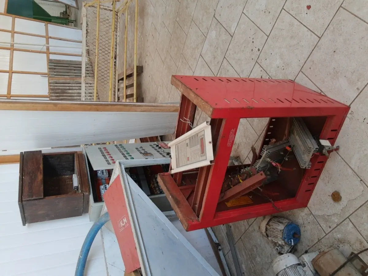 LOTE 022 - MAQUINÁRIO INDUSTRIAL, (01 caldeira tipo hibrida da marca Tenge; 02 motores externos de ar condicionado Split marca Consul e Comfree  sem a máquina interna de refrigeração;;pallets; motores de diversos tamanhos; maquinas de grande e médio porte em  ferro